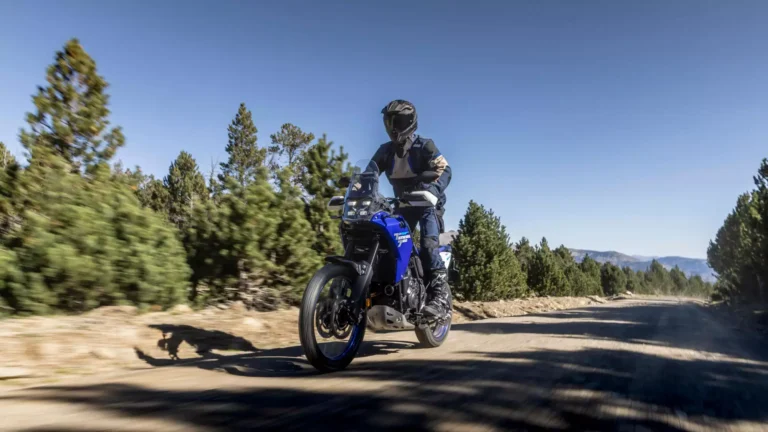 2025-Yamaha-XTZ700-EU-Icon_Blue-Action-003-03