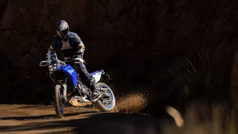 2025-Yamaha-XTZ700-EU-Icon_Blue-Action-004-03