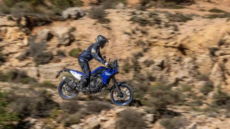 2025-Yamaha-XTZ700-EU-Icon_Blue-Action-005-03