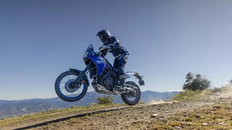 2025-Yamaha-XTZ700-EU-Icon_Blue-Action-008-03