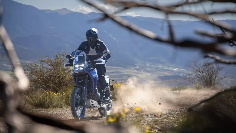 2025-Yamaha-XTZ700-EU-Icon_Blue-Action-011-03